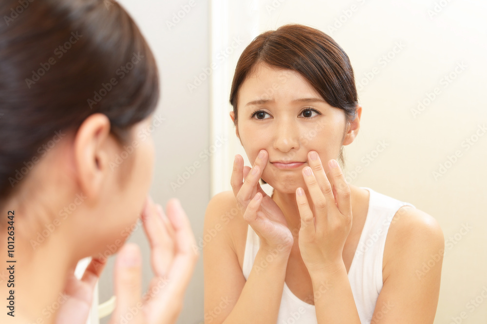 顔のシワを気にする女性 顔のシワを気にする女性