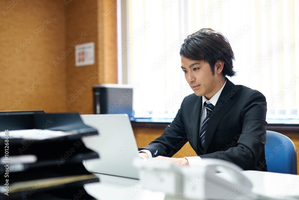 デスクワーク中のビジネスマン