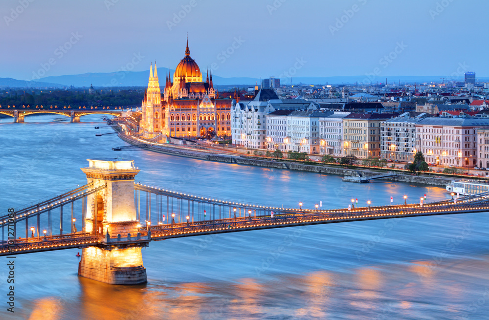 Fototapeta premium Panorama Budapesztu na Węgrzech z Mostem Łańcuchowym i Par