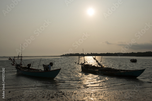 Atardecer en la costa de Kampot, con silueta de barcos de pescadores. Camboya