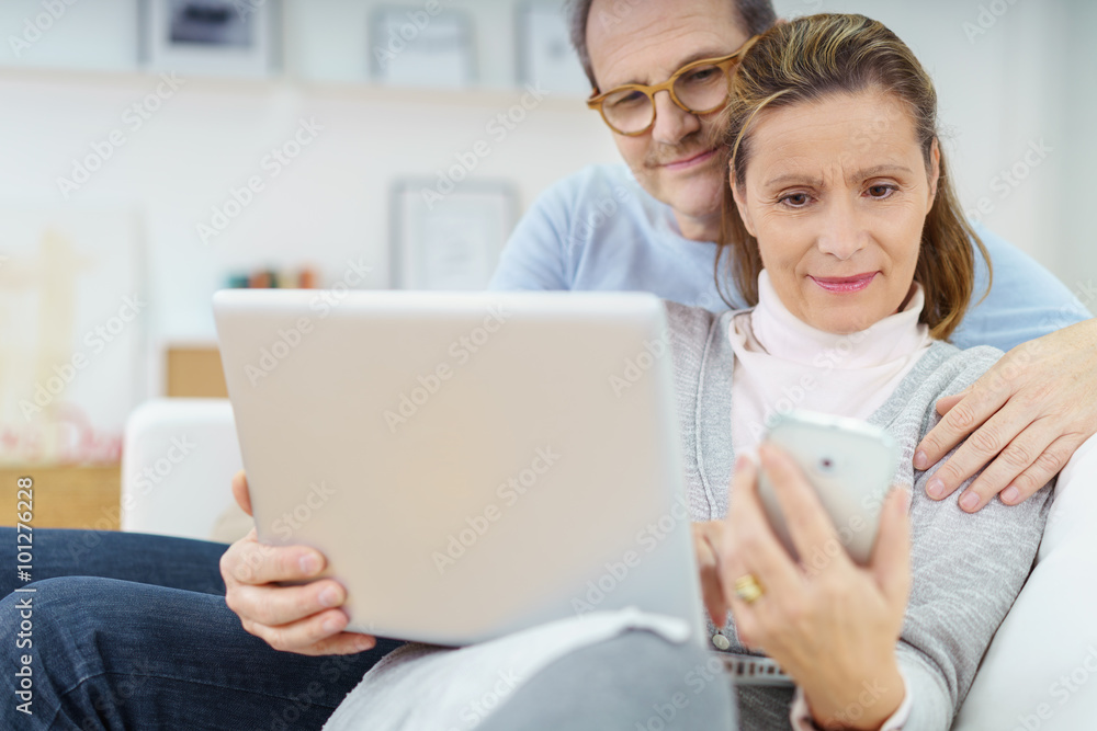 best-ager benutzen laptop und mobiltelefon best-ager benutzen laptop und mobiltelefon