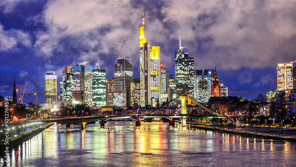 Obraz premium Skyline of Frankfurt on Main, Germany, in the evening