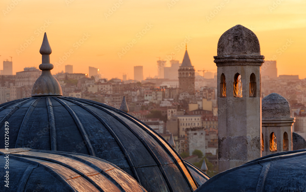 Naklejka premium Wieża Beyoglu i Galata o wschodzie słońca, Stambuł, Turcja