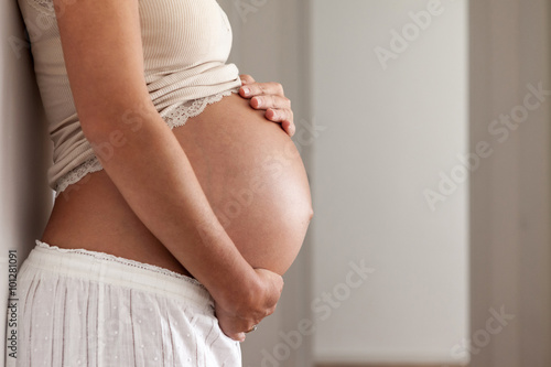 Donna incinta in casa photo