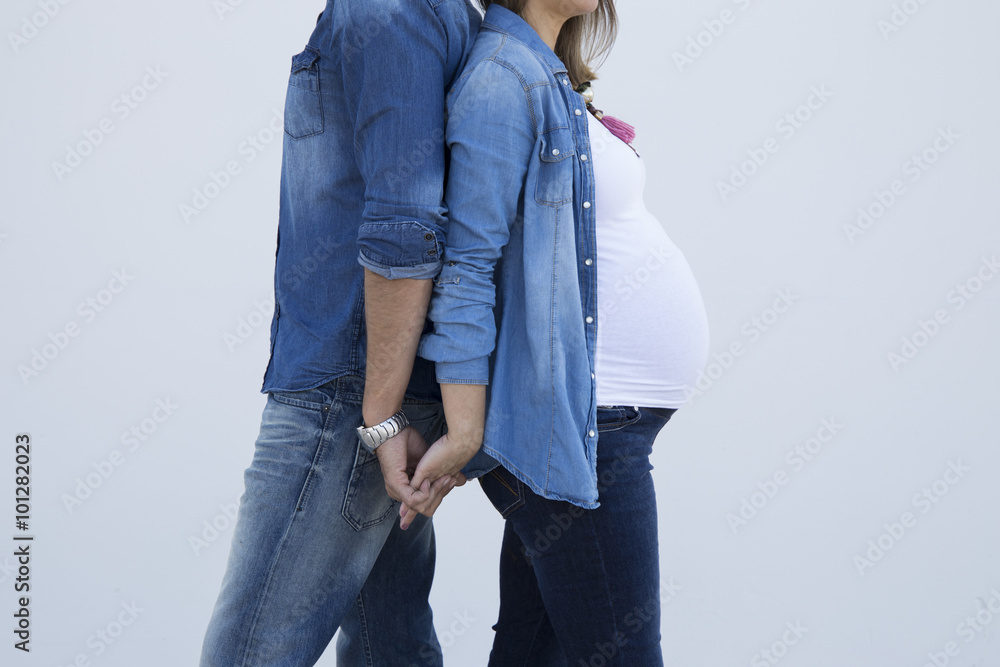 pareja embarazada juntos enamorados Stock Photo | Adobe Stock