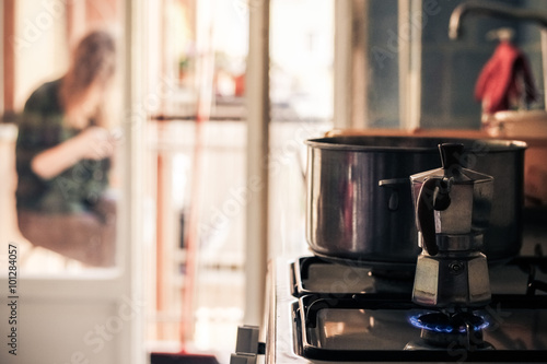 Moka o Caffetteria per caffè nella cucina di una casa photo