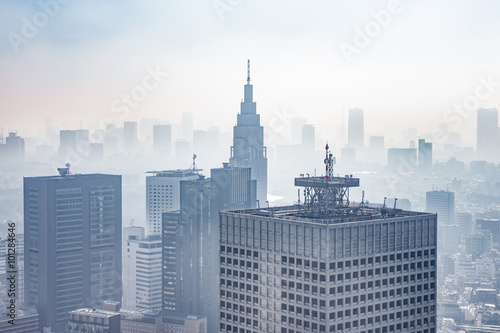 霧に包まれた東京・新宿より