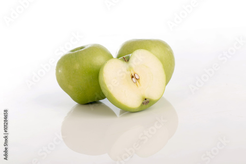 Green apple, isolated on white background,selectice focus photo