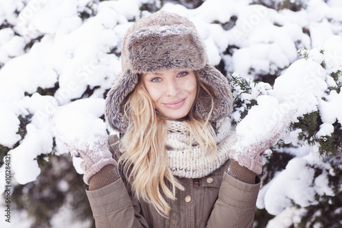 Attractive young woman in wintertime outdoor © forma82