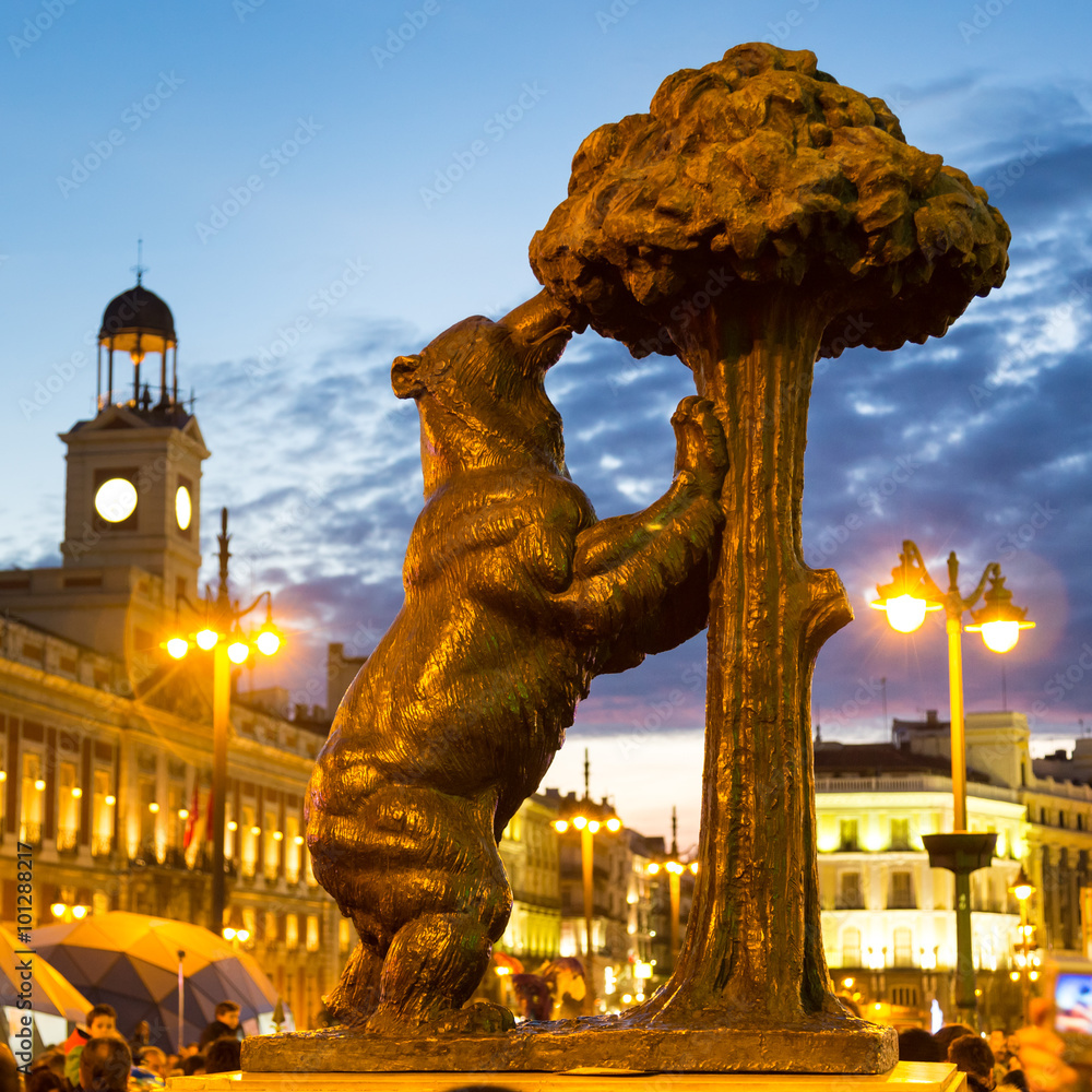 Fototapeta premium Statue of bear on Puerta del Sol, Madrid, Spain.