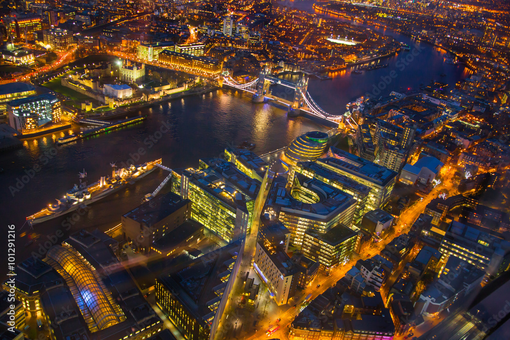 Obraz premium LONDON, UK - JANUARY 27, 2015: London panorama at sunset