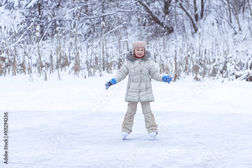 the little girl learns to skate