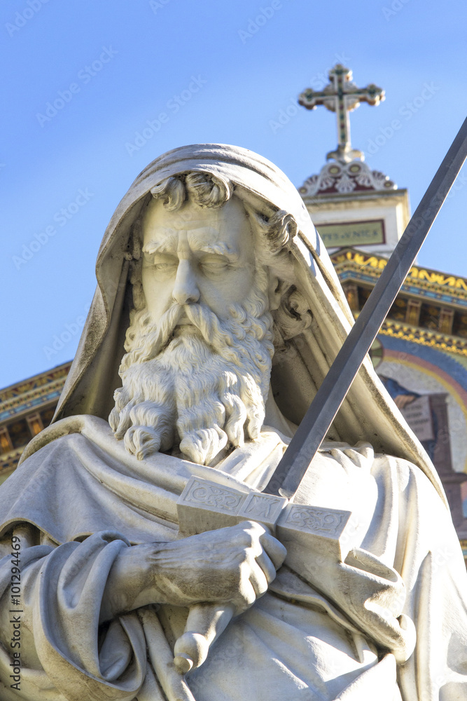statua di San Paolo che brandisce la spada davanti alla Basilica di Roma a  lui dedicata Stock Photo | Adobe Stock