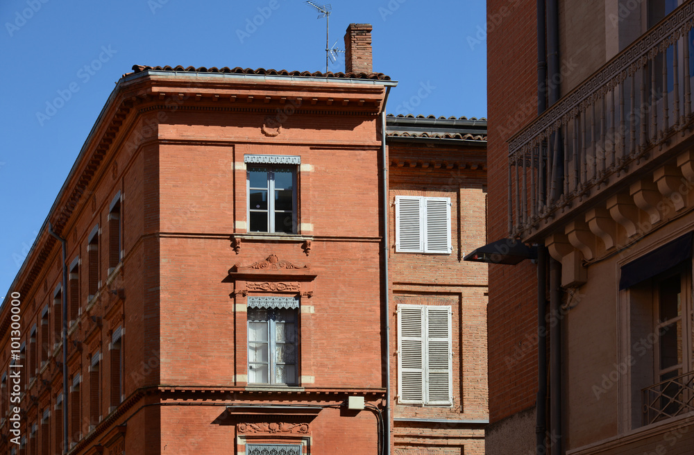 Hausfassaden in Altstadt von Toulouse / Südfrankreich