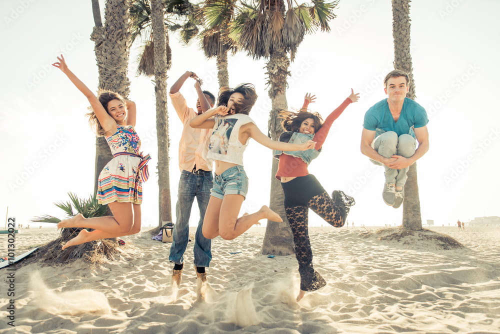 Naklejka premium Group of friends celebrating on the beach in LA