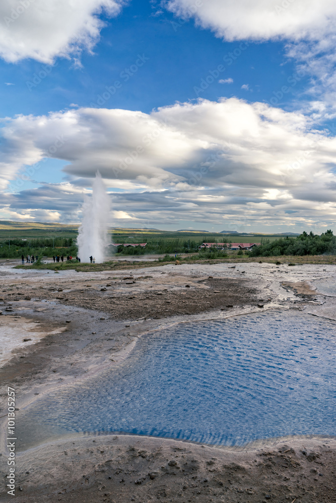 Fototapeta premium Vertical view of famous Icelandic geyser Strokkur.
