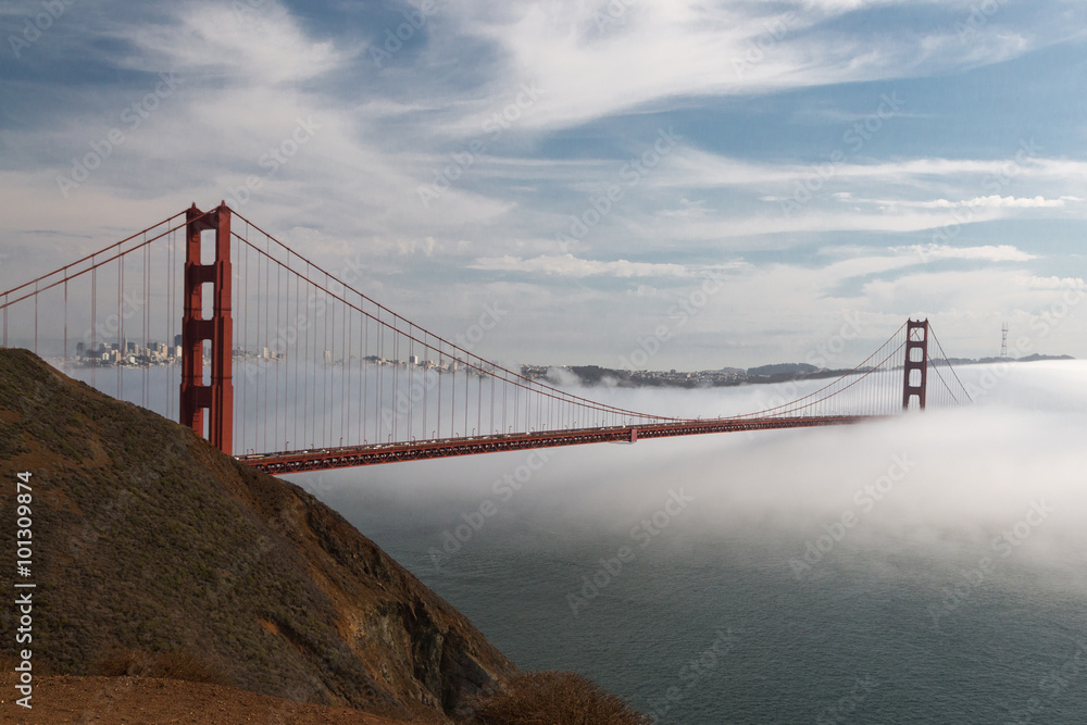 Die Golden Gate Bridge halb im Nebel