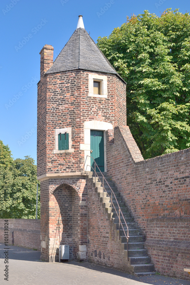 Fototapeta premium Wachturm in der historischen Stadtmauer der Zollfeste Zons am Rhein bei Dormagen nahe Neuss und Düsseldorf,Rheinland,Deutschland