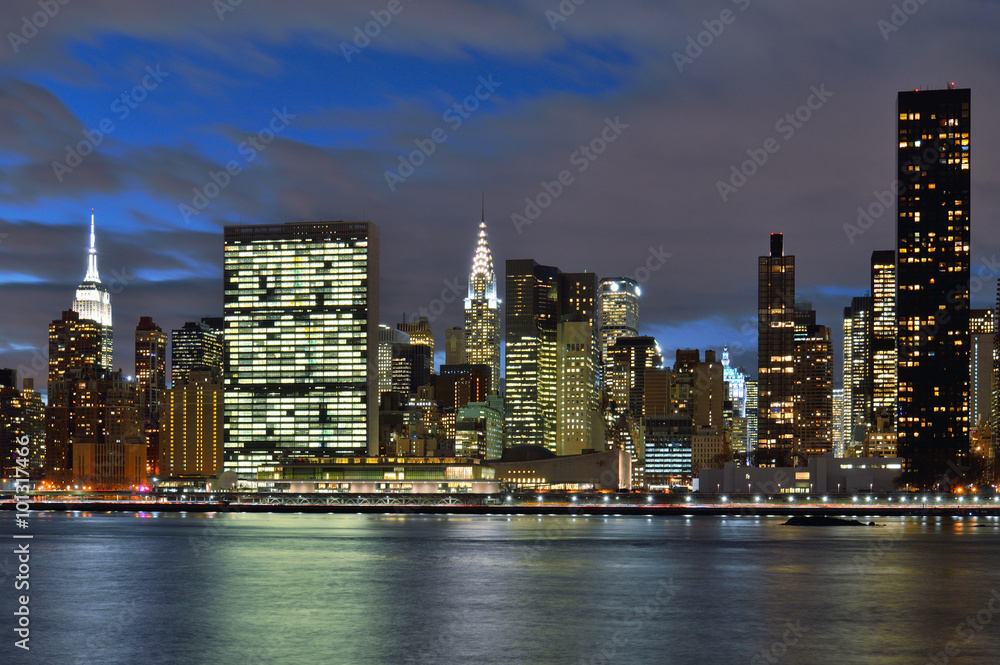 Naklejka premium Manhattah skyline at night.