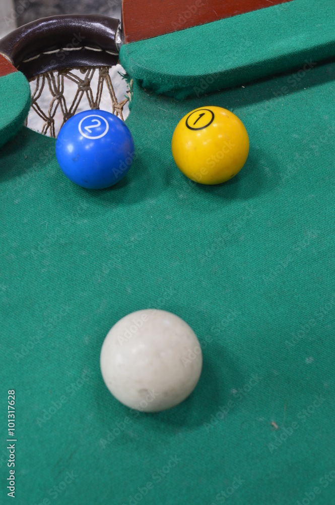 Jogo de bilhar com a bola branca alinhada com a bola azul para a caçapa  Stock Photo