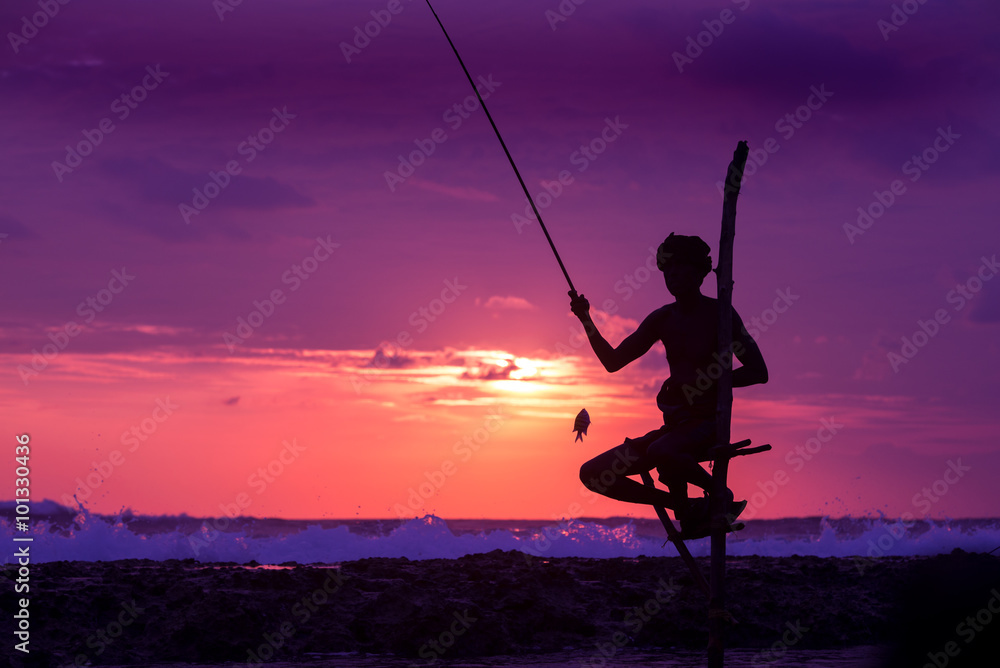 Φωτογραφία Silhouette of stilt fisherman at sunset in Koggala, Sri Lanka