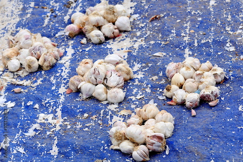 Garlic bulbs on the floor-sunday market. Senbete-Ethiopia. 0043