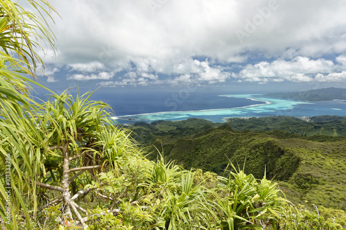 Vue sur l'Ile de Tahaa et au loin Bora Bora depuis les hauteurs de l'Ile de Raiatea en Polynésie Française