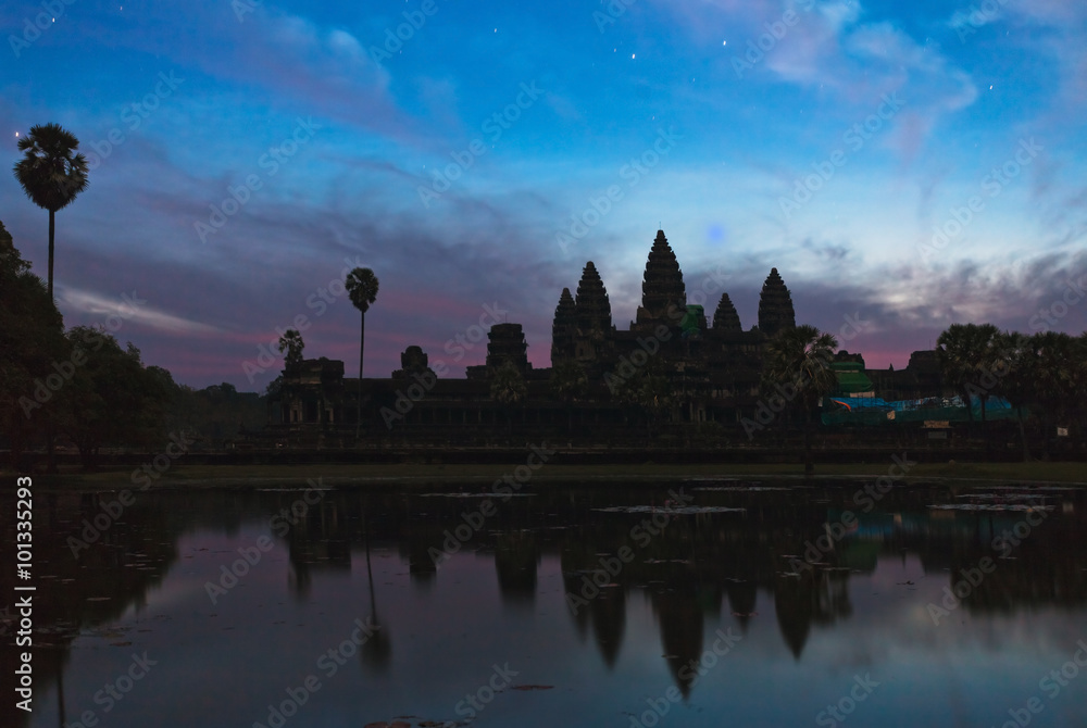 Fototapeta premium angkor wat temple at night