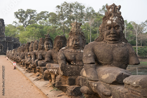 Ruinas y templos de Angkor Wat, estatuas de guardianes de piedra en Angkor Thom. Camboya. 