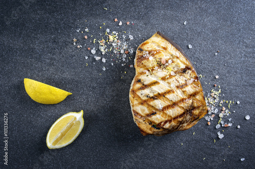 Fotografiet Gegrilltes Schwertfisch Steak auf Steinplatte