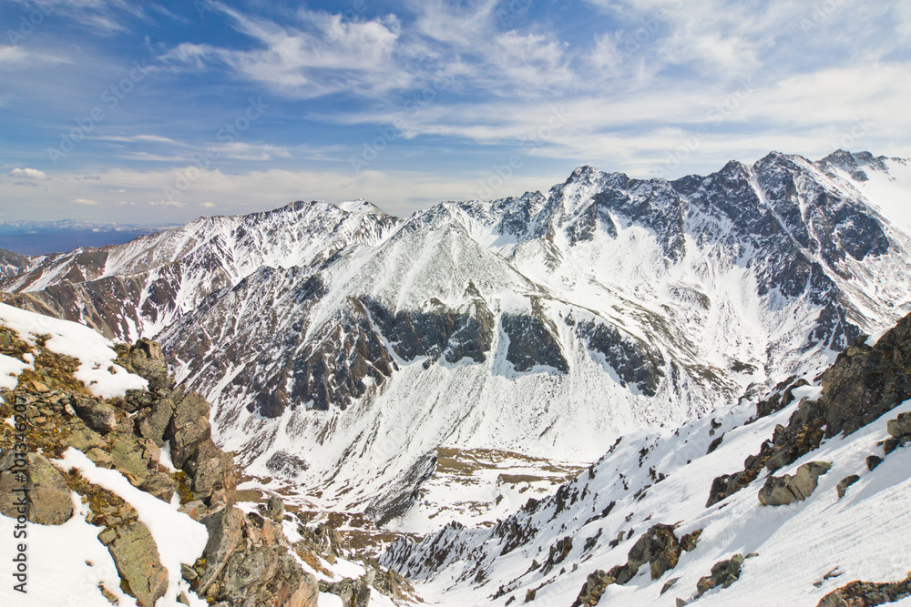 Obraz premium Landscape of the peaks of the Eastern Sayan in the snow