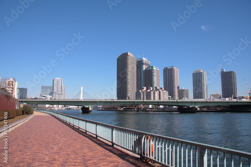 都会の川、青空と高層ビル © yorky's