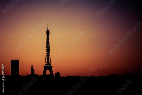 tour eiffel paris france lev   soleil couch   silhouette symbole sombre