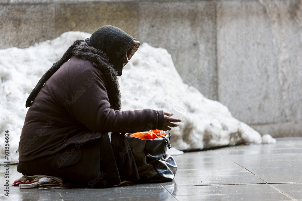 Foto Anonymous female beggar