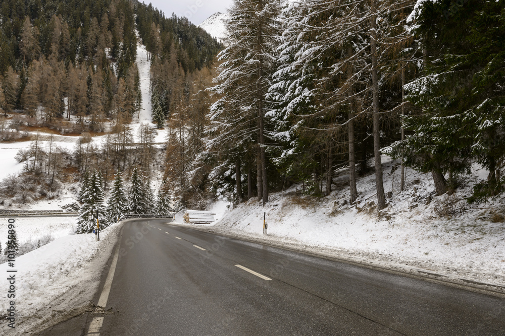 Obraz premium Julier pass road in winter near Rona, Switzerland