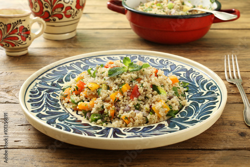  Quinoa insalata con verdure in piatto di ceramica  sfondo tavolo di cucina rustico