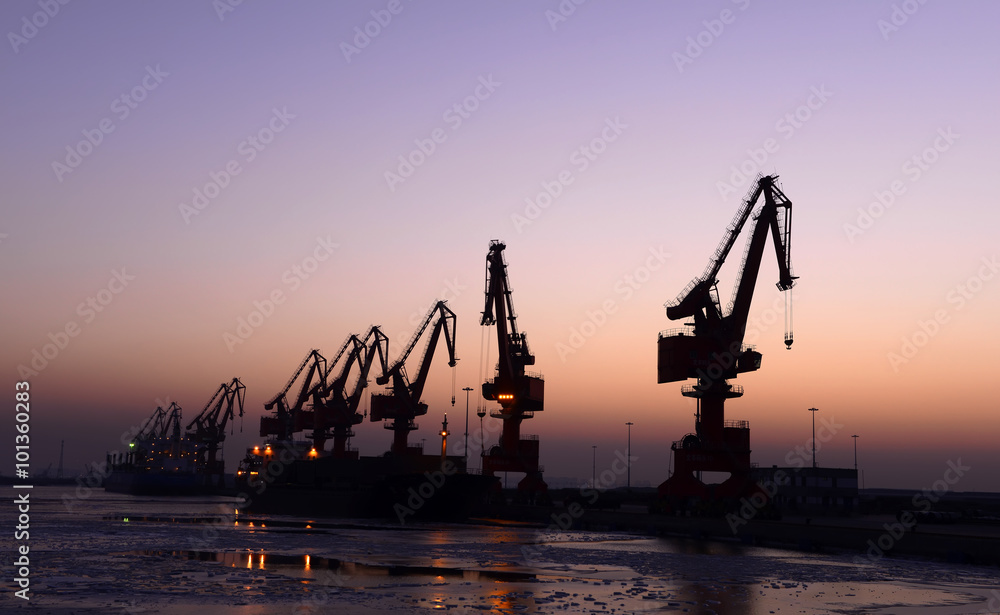 Obraz premium Port gantry crane is working