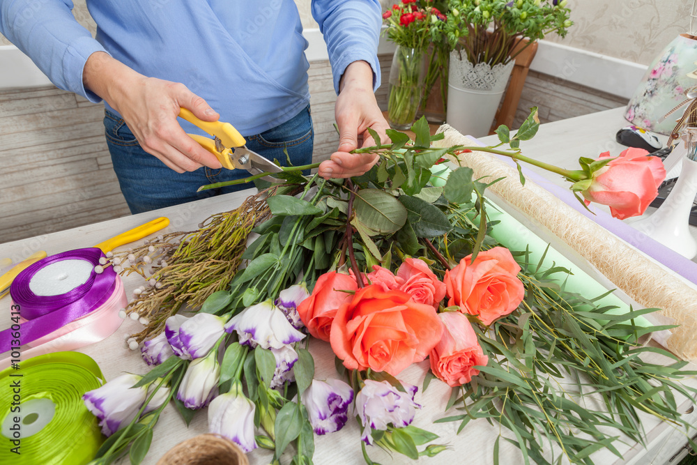 Florist at work with flowers - obrazy, fototapety, plakaty 