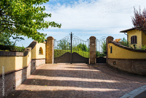 Cancello di ferro chiuso, ingresso a villa photo