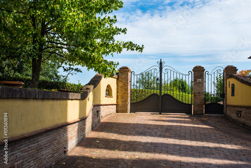Cancello di ferro chiuso, ingresso a villa