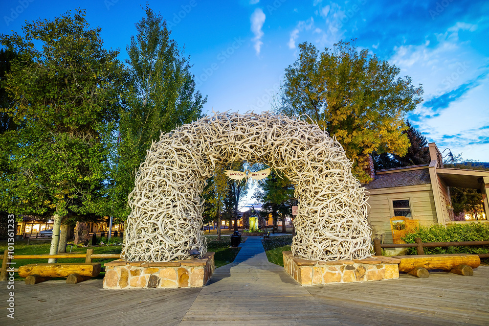 Obraz premium Large elk antler arches curve over Jackson Hole, Wyoming