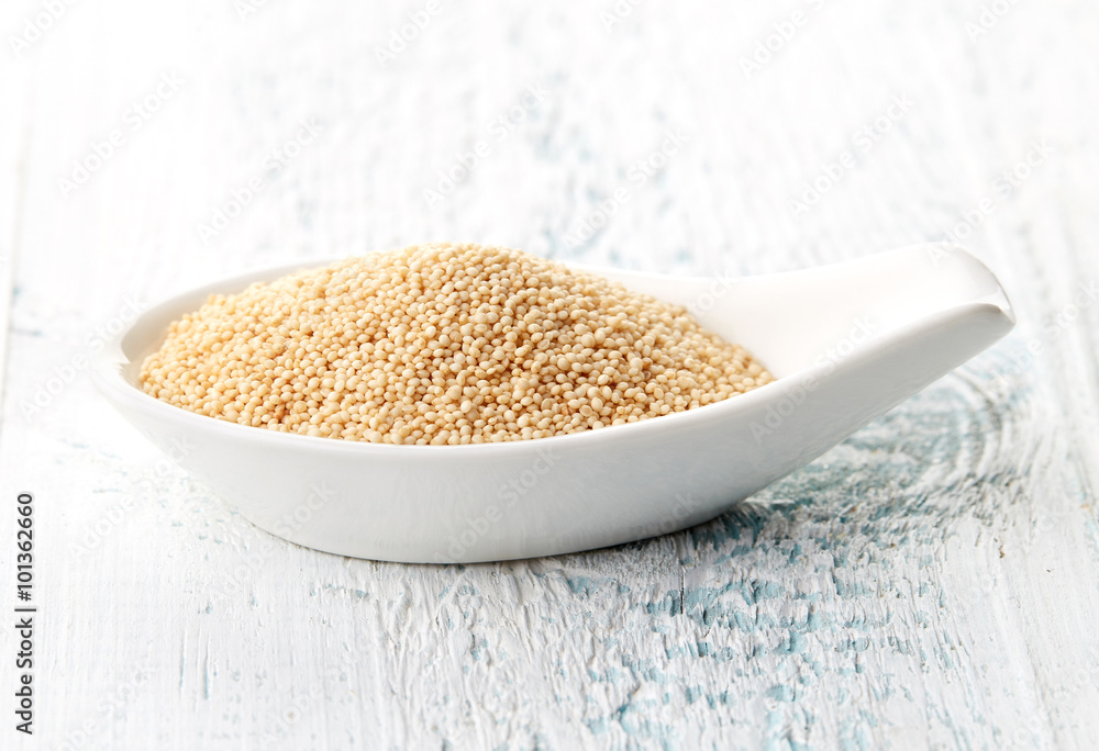 Ταπετσαρία Amaranth seeds in porcelain spoon