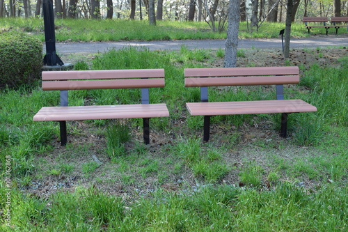 公園のベンチ／山形県庄内平野の公園で、公園のベンチを撮影した写真です。