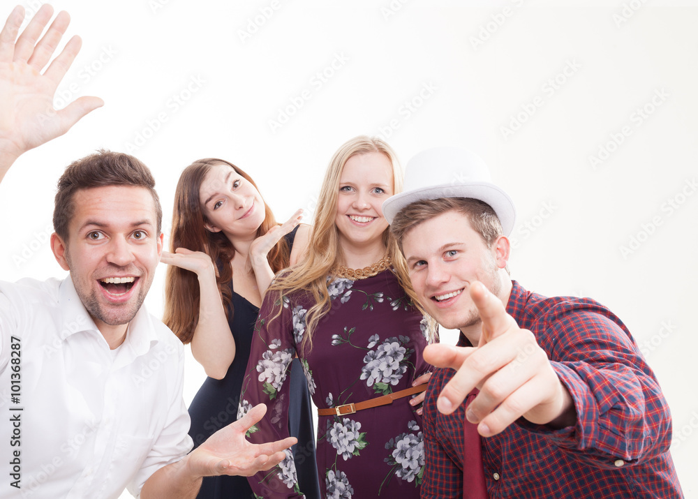 Junge Leute machen verrücktes Bild vor der Fotobox Junge Leute machen verrücktes Bild vor der Fotobox
