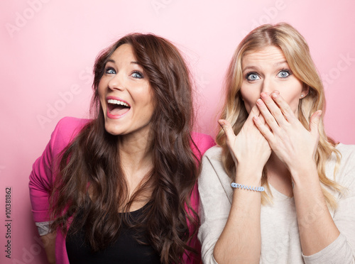 Zwei junge Frauen machen Partyfoto