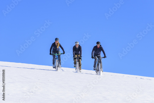 MTB-Downhill im Schnee photo