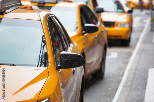 Klasyczny widok ulicy żółte taksówki w Nowym Jorku
