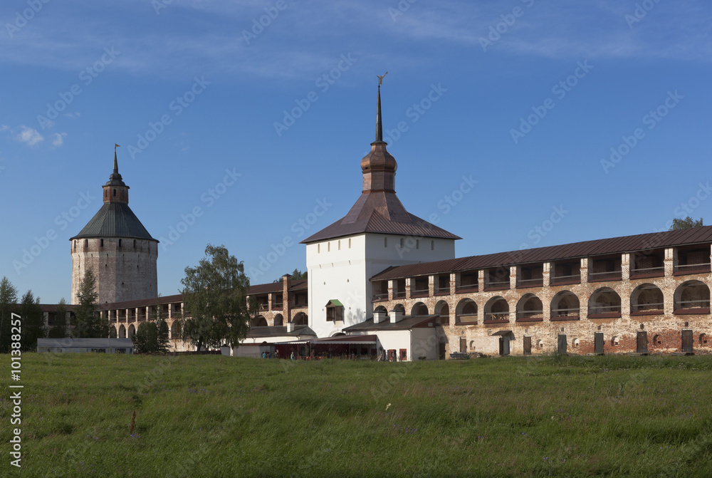Крепостная стена Нового города с Ферапонтовской (Московской) и Казанской башнями Кирилло-Белозерского монастыря