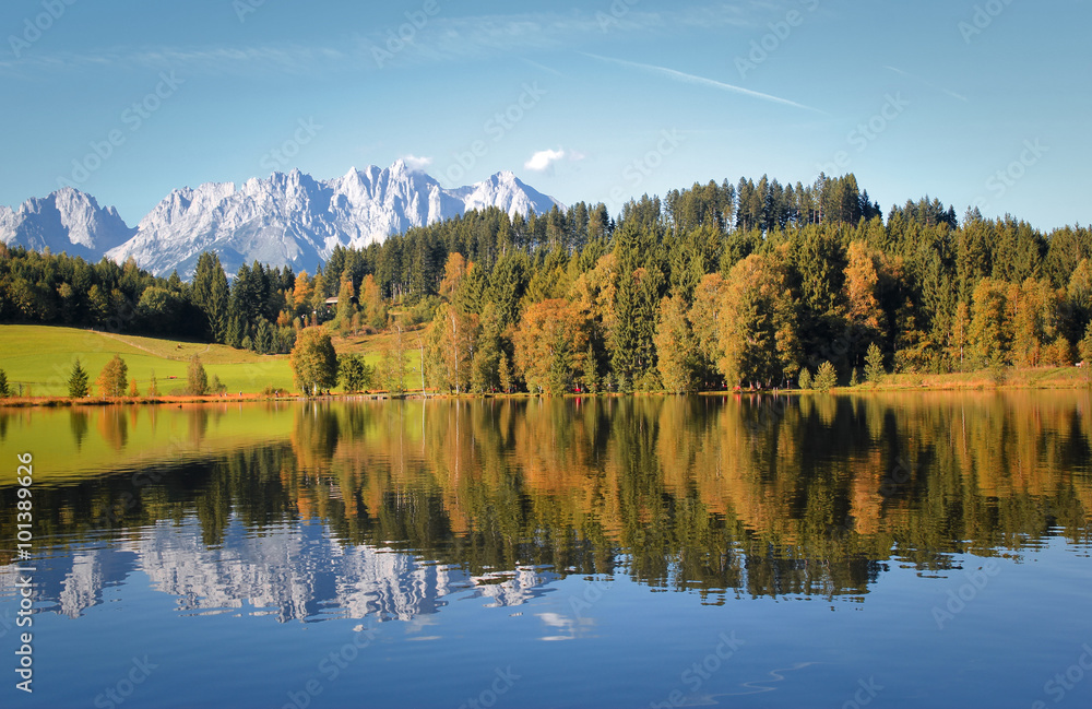 Fototapeta premium Naturjuwel in den Alpen - Schwarzsee Kitzbühel und Wilder Kaiser, Tirol