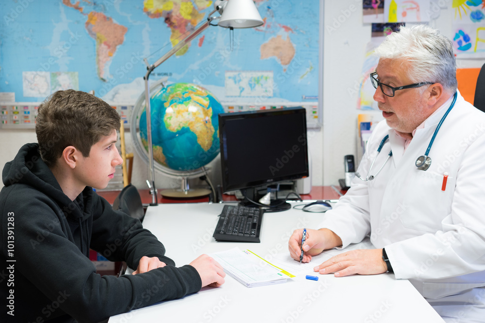 Fotografie arzt spricht mit patienten